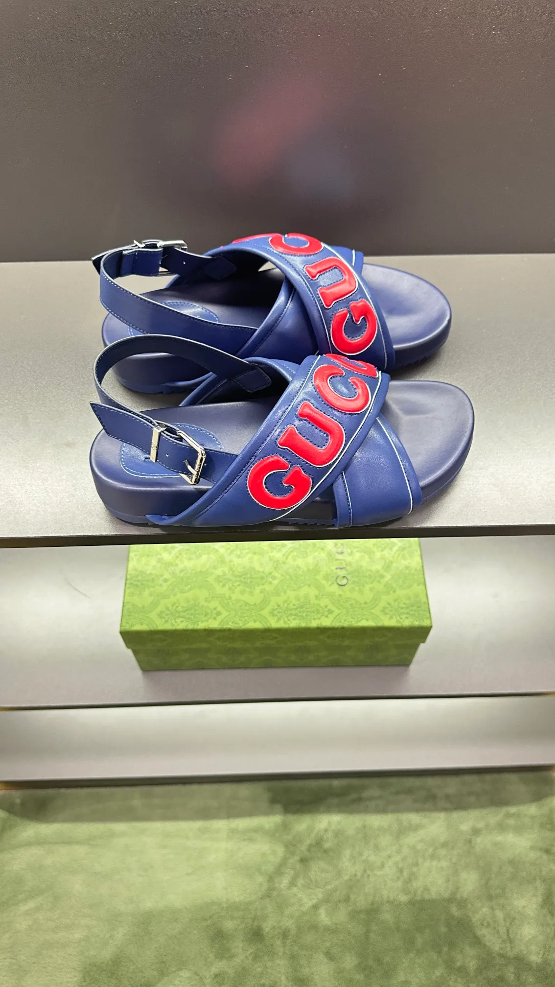 [G Family Couple Style] P: 320💰Female size 36~40 Men's size 39~45, (46. Custom-made GG slippers for men and women. This slipper is made of GG polyester fiber and is decorated with a Gucci label on the front, which adds a striking logo feel to the style. Beige GG recycled polyester fiber, same size for men and women, leather trim